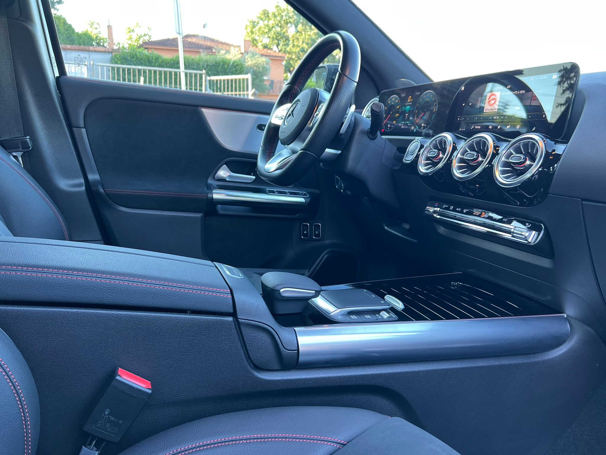 Mercedes-Benz GLA 250e AMG Line - Slika 13