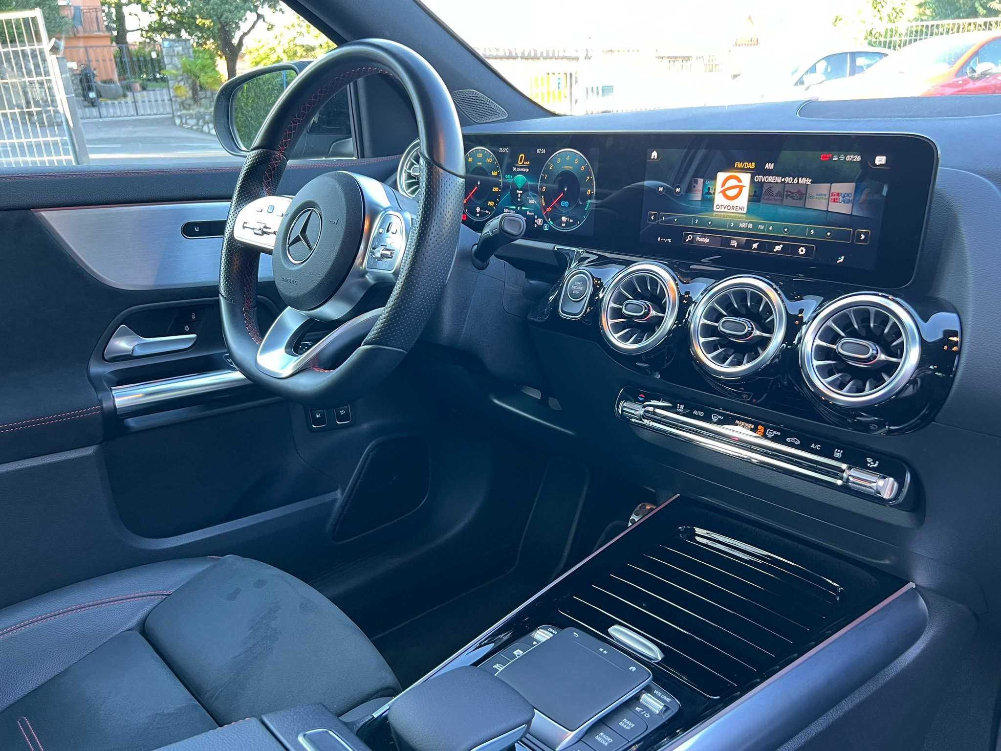 Mercedes-Benz GLA 250e AMG Line - Slika 10